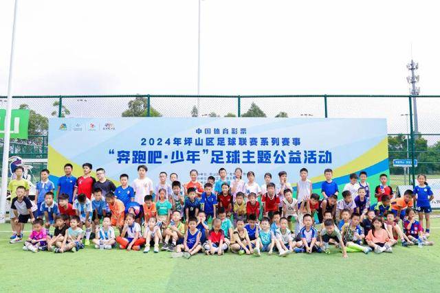 官宣推迟！曼联首签卡在对方管理层换血，中超旧将转会牵出百万补偿金！球衣背号选择揭晓